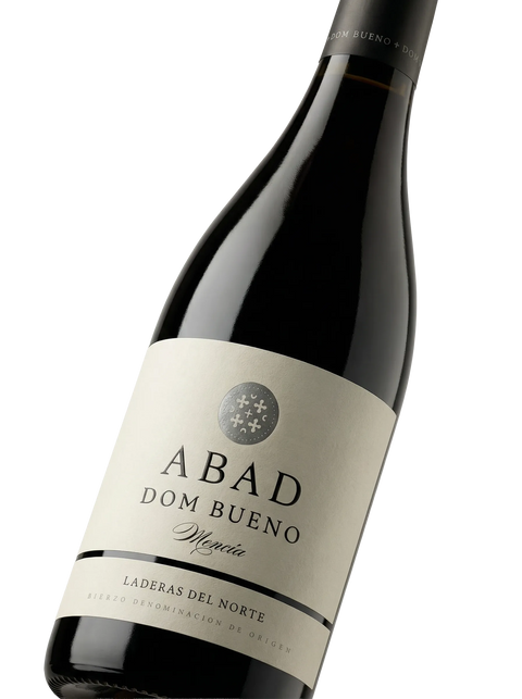 Primer plano de la etiqueta del vino tinto Abad Dom Bueno Laderas del Norte, D.O. Bierzo.