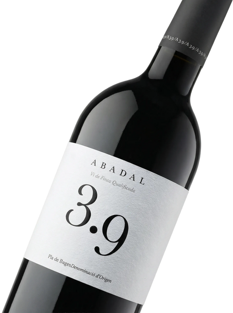 Primer plano de la etiqueta del vino tinto Abadal 3.9, D.O. Pla de Bages.
