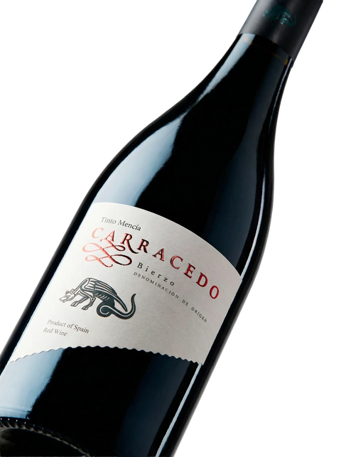 Primer plano de la etiqueta del vino tinto Carracedo, D.O. Bierzo.