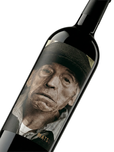 Primer plano de la etiqueta del vino tinto Matsu El Viejo, con la imagen de un hombre anciano, D.O. Toro.