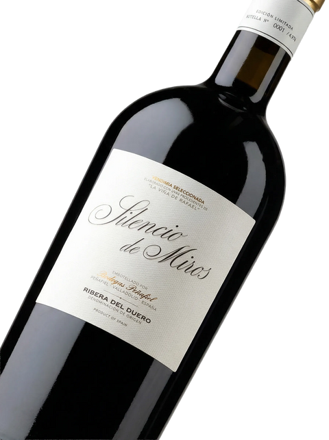 Primer plano de la etiqueta del vino tinto Silencio de Miros, D.O. Ribera del Duero.