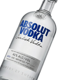 Primer plano de la clásica botella transparente de Absolut Vodka.