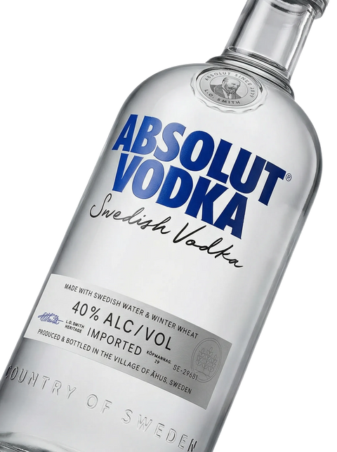 Primer plano de la clásica botella transparente de Absolut Vodka.