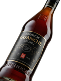 Primer plano de la botella de licor Arehucas Ron Miel Guanche.