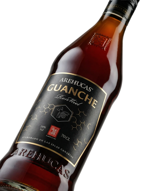 Primer plano de la botella de licor Arehucas Ron Miel Guanche.
