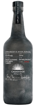 Mezcal Casamigos Joven Espadín 100% artesanal de Oaxaca con humo delicado y hierbas frescas