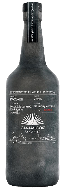 Mezcal Casamigos Joven Espadín 100% artesanal de Oaxaca con humo delicado y hierbas frescas