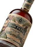 Primer plano de la botella de ron filipino Don Papa Baroko.