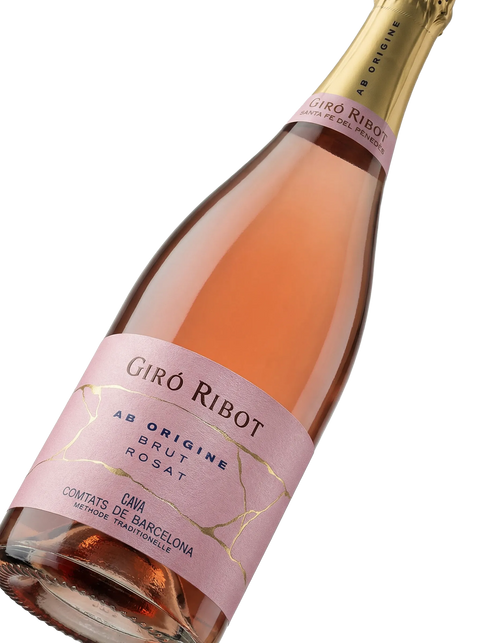 Primer plano de la etiqueta del cava rosado Giró Ribot Ab Origine Brut, D.O. Cava.