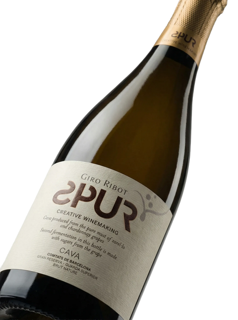 Primer plano de la etiqueta del cava Giró Ribot Spur Brut Reserva, D.O. Cava.