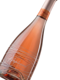 Primer plano de la etiqueta del cava rosado Giró Ribot Unplugged, D.O. Cava.