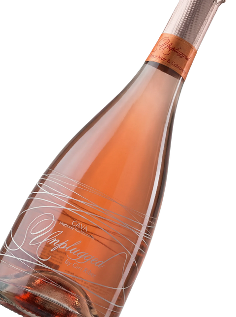Primer plano de la etiqueta del cava rosado Giró Ribot Unplugged, D.O. Cava.
