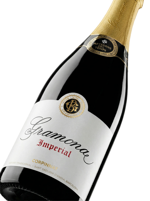 Primer plano de la etiqueta del vino espumoso Gramona Imperial Brut, Corpinnat.