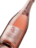 Primer plano de la etiqueta del cava rosado Juvé & Camps Brut Rosé, elaborado con Pinot Noir, D.O. Cava.