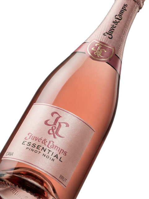 Primer plano de la etiqueta del cava rosado Juvé & Camps Brut Rosé, elaborado con Pinot Noir, D.O. Cava.