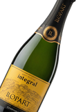 Primer plano de la etiqueta del vino espumoso Llopart Integral Brut Nature Reserva, Corpinnat.