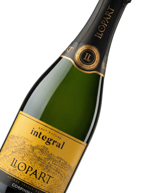 Primer plano de la etiqueta del vino espumoso Llopart Integral Brut Nature Reserva, Corpinnat.