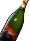 Primer plano de la etiqueta del Champagne G.H. Mumm Cordon Rouge Brut, con su característica franja roja, AOC Champagne.