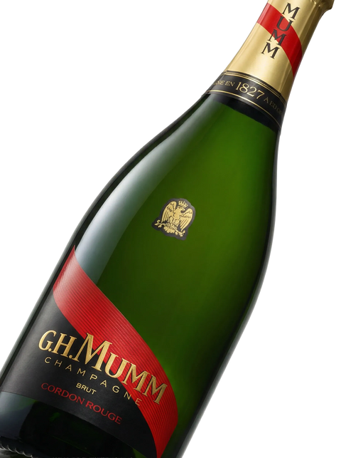 Primer plano de la etiqueta del Champagne G.H. Mumm Cordon Rouge Brut, con su característica franja roja, AOC Champagne.