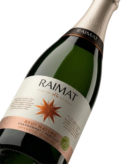 Primer plano de la etiqueta del Cava Raimat Brut Nature, elaborado con Chardonnay y Xarel·lo, viticultura sostenible, D.O. Cava.