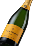 Primer plano de la icónica etiqueta amarilla del Champagne Veuve Clicquot Brut (Yellow Label), AOC Champagne.