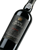Primer plano de la botella de vino generoso Royal Oporto Late Bottled Vintage (LBV)