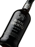 Primer plano de la botella de vino generoso Royal Oporto Tawny.