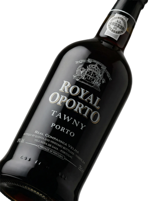 Primer plano de la botella de vino generoso Royal Oporto Tawny.