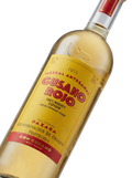 Primer plano de la botella tradicional de Mezcal Gusano Rojo de Oaxaca.