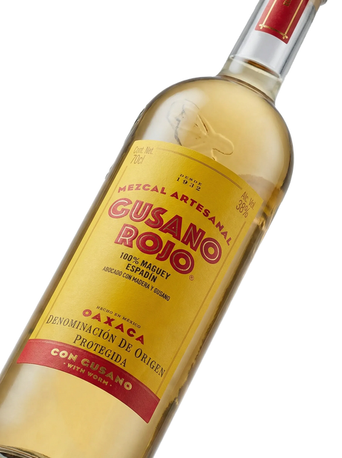 Primer plano de la botella tradicional de Mezcal Gusano Rojo de Oaxaca.