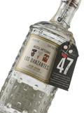 Primer plano de la elegante botella de Mezcal Los Danzantes Joven Espadín.