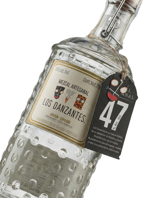 Primer plano de la elegante botella de Mezcal Los Danzantes Joven Espadín.