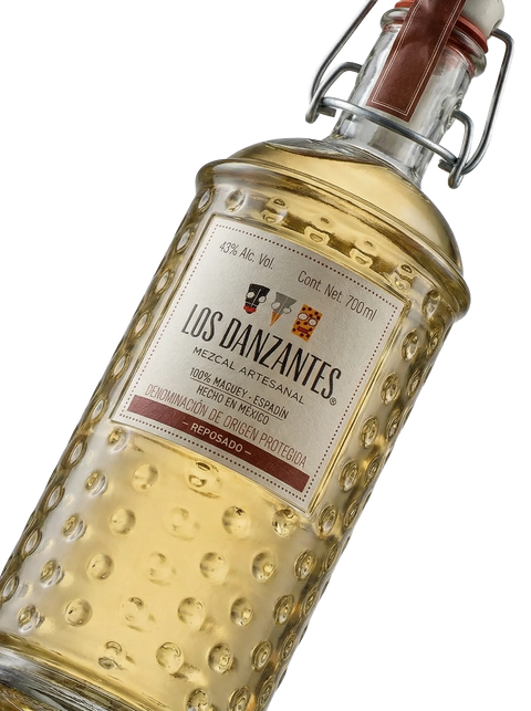 Primer plano de la botella de Mezcal Los Danzantes Reposado.