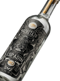 Primer plano de la botella oscura y esbelta de Mezcal Machetazo Espadín.