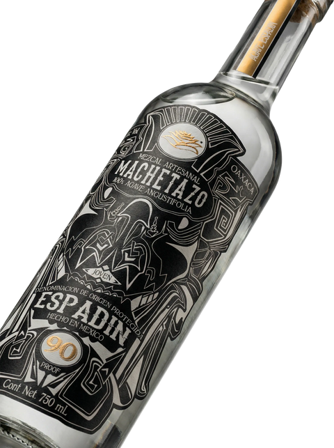 Primer plano de la botella oscura y esbelta de Mezcal Machetazo Espadín.
