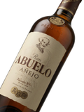 Primer plano de la botella de Ron Abuelo Añejo de Panamá.
