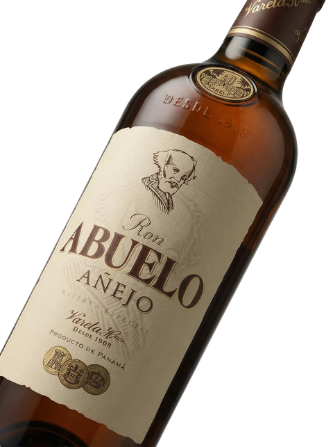 Primer plano de la botella de Ron Abuelo Añejo de Panamá.