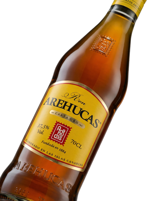 Primer plano de la botella de Ron Arehucas Carta Oro.