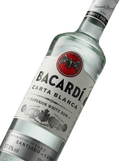 Primer plano de la clásica botella transparente de Ron Bacardí Carta Blanca.