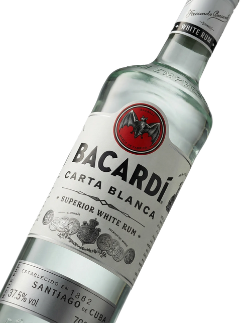 Primer plano de la clásica botella transparente de Ron Bacardí Carta Blanca.