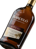 Primer plano de la botella de Ron Barceló Añejo dominicano.