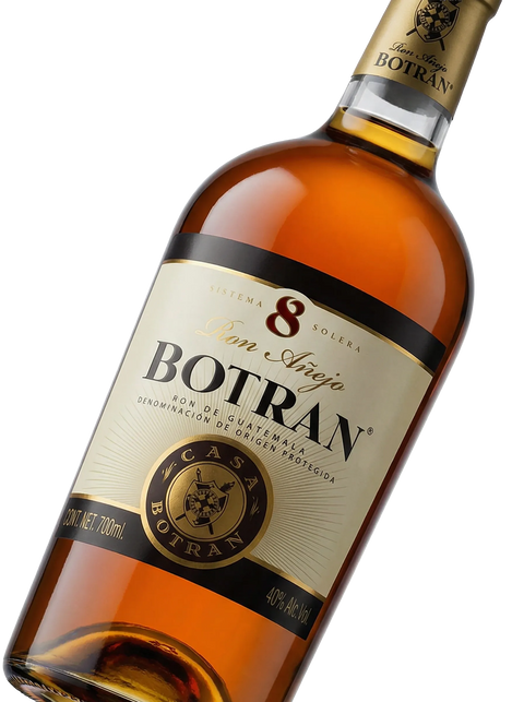 Primer plano de la botella de Ron Botran Añejo 8 Años de Guatemala.