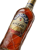 Primer plano del formato botellón magnum (1,75L) de Ron Brugal Añejo.