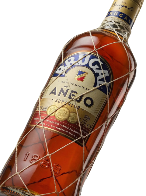 Primer plano del formato botellón magnum (1,75L) de Ron Brugal Añejo.