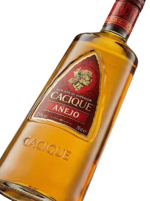 Primer plano de la botella oscura de Ron Cacique Añejo venezolano.