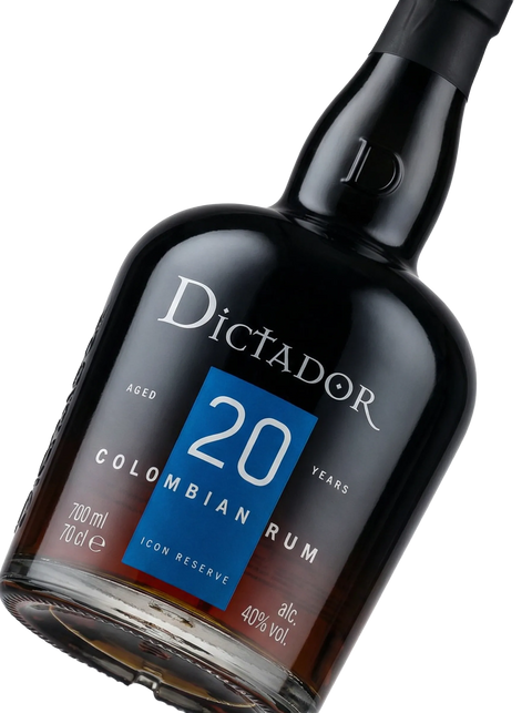 Primer plano de la elegante botella negra de Ron Dictador 20 Años de Colombia.