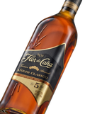 Primer plano de la botella de Ron Flor de Caña 5 Años Añejo Clásico.