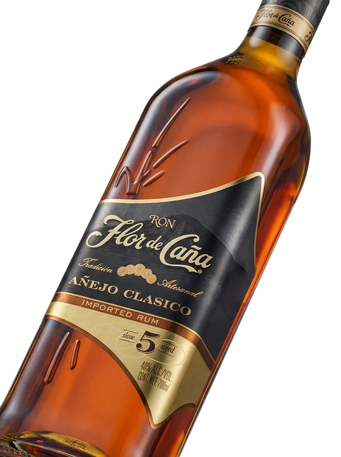 Primer plano de la botella de Ron Flor de Caña 5 Años Añejo Clásico.