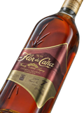 Primer plano de la botella cuadrada de Ron Flor de Caña 7 Años Gran Reserva.
