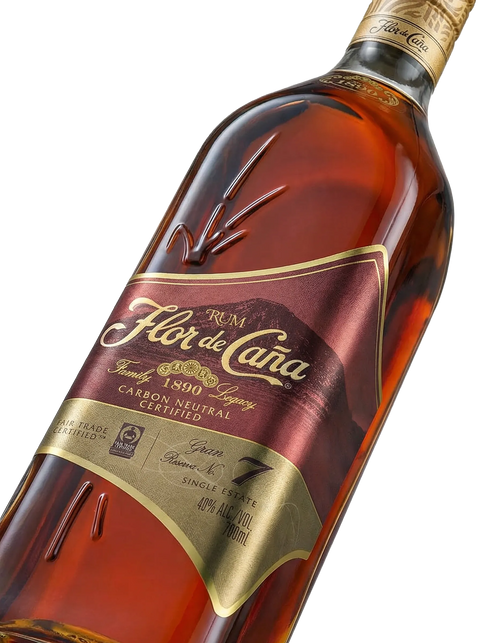 Primer plano de la botella cuadrada de Ron Flor de Caña 7 Años Gran Reserva.